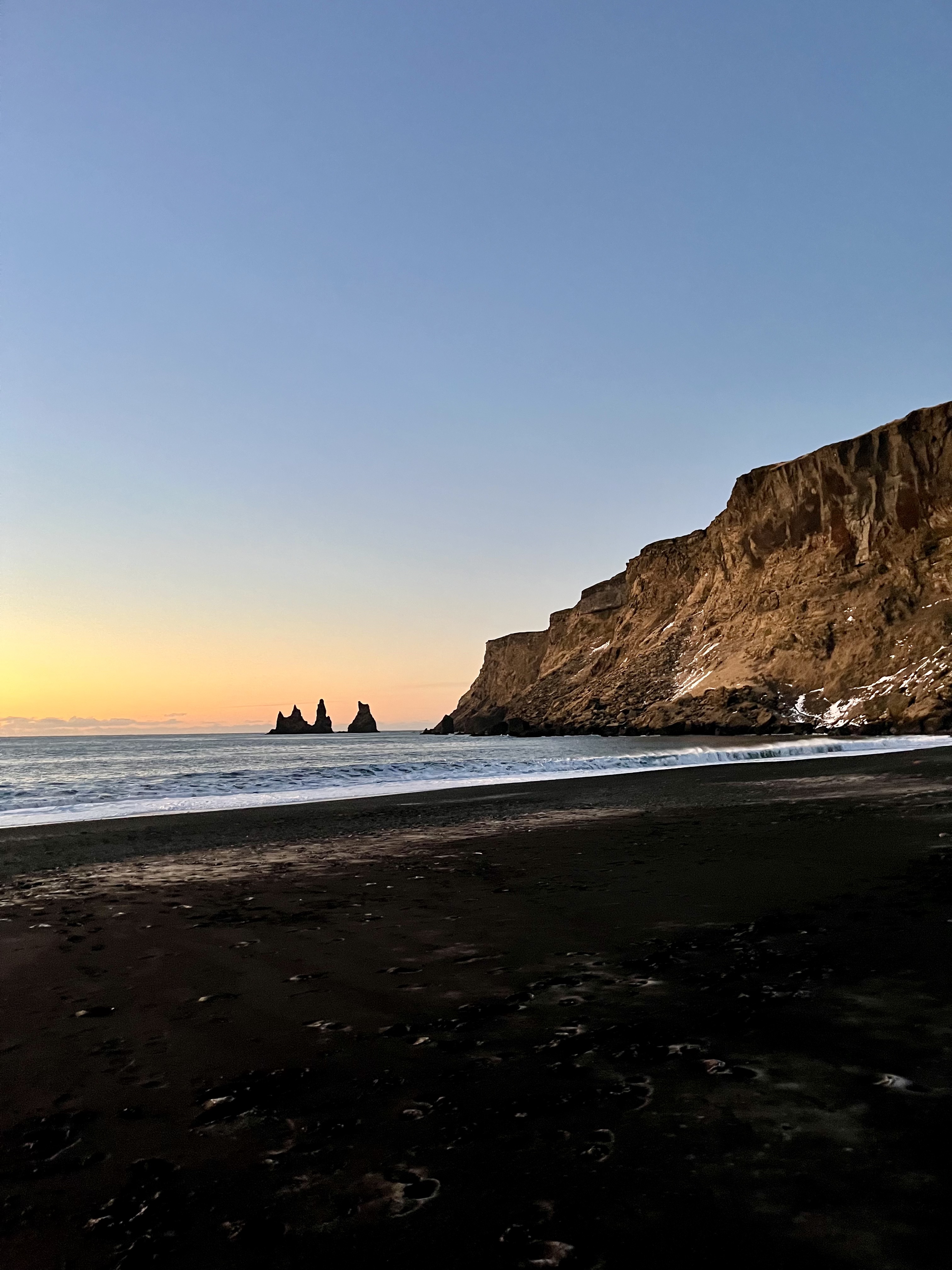 A map showing five popular cities landmarks connected with pins.
